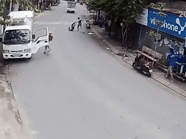 Rùng mình trước cảnh ẩu đả có hung khí ngay trên phố của tài xế xe tải