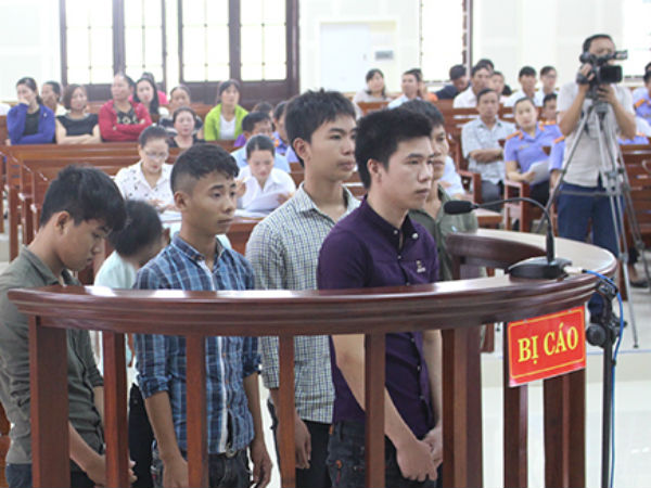 Trai làng đâm chết người trong hỗn chiến bị phạt 2 năm tù