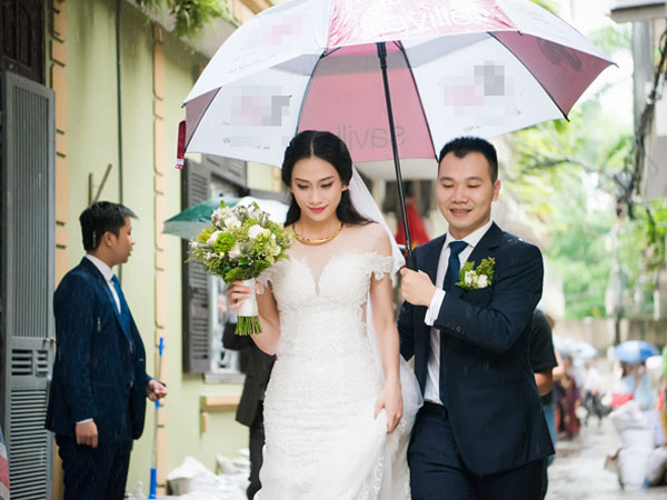 Á hậu Đại dương 2014 được chồng hơn 9 tuổi che mưa trong lễ rước dâu
