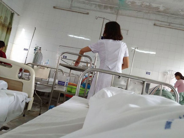Nhật kí mẹ bỉm sữa sốt xuất huyết nửa đêm xách chai truyền từ viện về cho con bú