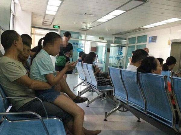 Nhờ bức ảnh đưa cháu gái đi khám bệnh, người chú đã phải cúi đầu thú nhận tội lỗi