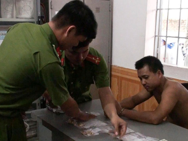 Nửa đêm mang xà beng đi cạy cửa tiệm vàng