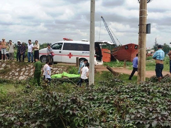 Thấy bạn nhậu chìm dưới nước, nhóm người đứng trên bờ la làng