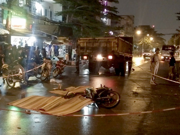 3 thanh niên tử vong sau va chạm xe tải trong đêm ở Sài Gòn
