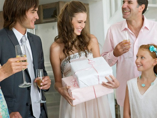 Bật khóc vì sự thật phía sau chiếc túi hàng hiệu chồng mua tặng