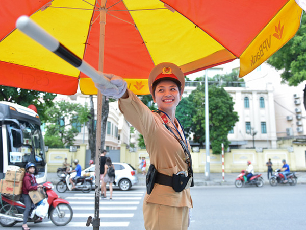 Công việc "dầm mưa, dãi nắng" của nữ CSGT Hà Nội