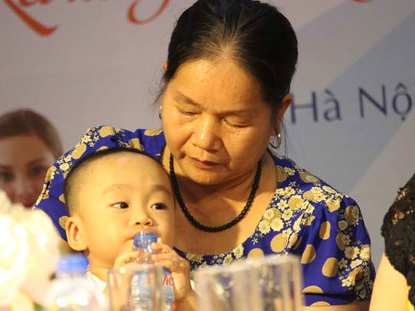 Kỳ tích: Cô giáo về hưu sinh con ở tuổi 60, nuôi con hoàn toàn bằng sữa mẹ