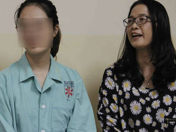 Nữ sinh bị sẹo co rút hiếm gặp, cột sống vẹo hơn 80 độ