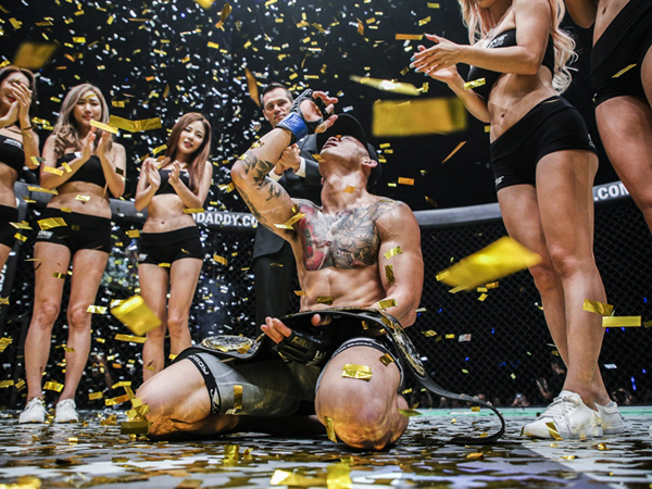 Vượt khó tuyệt vời, Martin Nguyen trở thành nhà vua mới của ONE FC