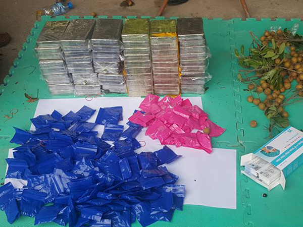 59 bánh heroin và 36.000 viên ma túy giấu trong thùng nhãn