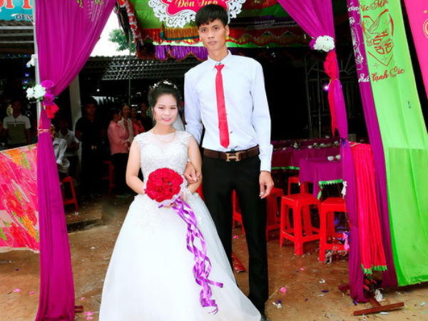 Đám cưới của chú rể 1m9 và cô dâu 1m4 ở Phú Thọ tràn ngập tiếng cười