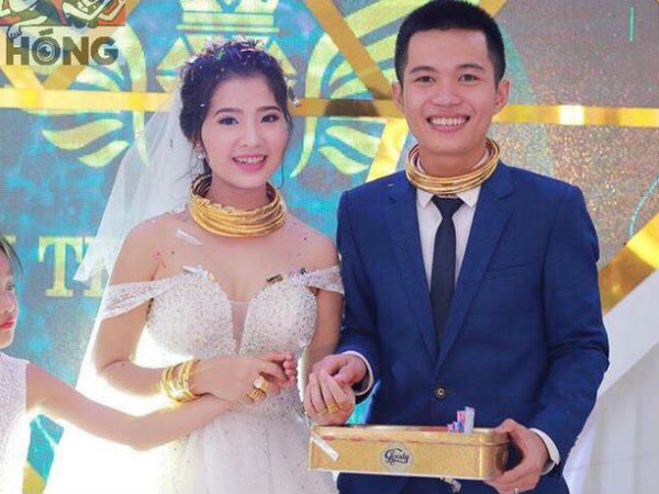 Đám cưới siêu khủng ở Nghệ An: Cô dâu chú rể kiềng vàng đeo đầy cổ, được tặng cả biệt thự, ô tô