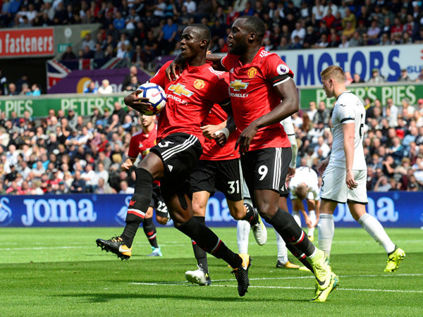 Mourinho cảnh báo học trò sau chiến tích lịch sử