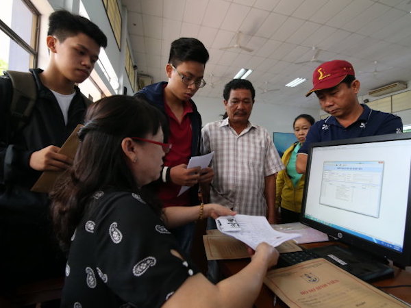 Trong mắt người nước ngoài: lý lịch chỉ để tham khảo
