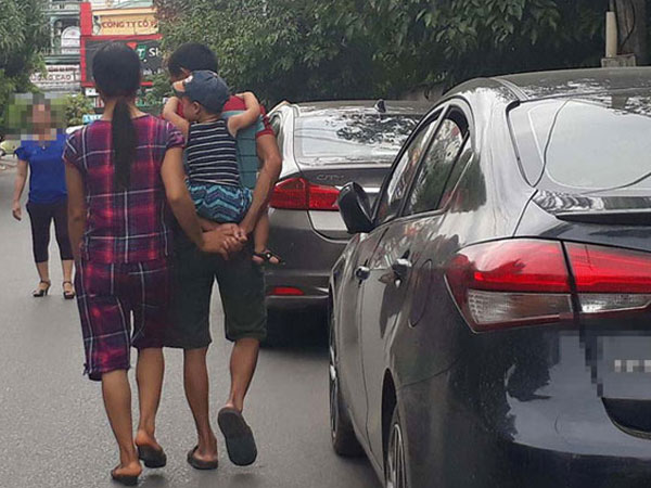 Bức ảnh khiến bao cặp vợ chồng phải giật mình thốt lên: "Bao lâu rồi mình chưa cầm tay nhau?"