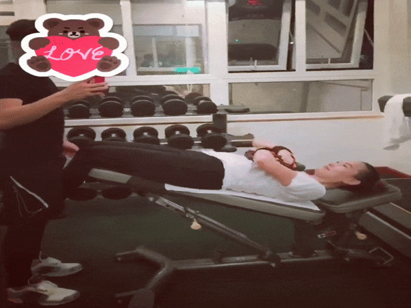 Diễn viên Quỳnh Thư gây shock khi vừa thể dục vừa "khóa môi" bạn trai