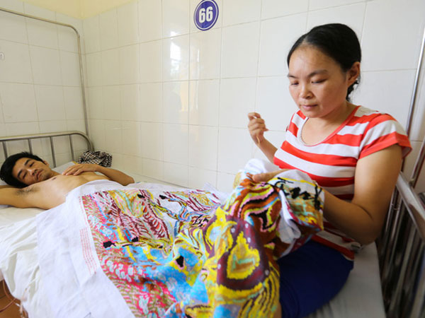 Rơi nước mắt nghe chuyện đời của cặp vợ chồng "ăn cơm viện nhiều hơn cơm nhà"