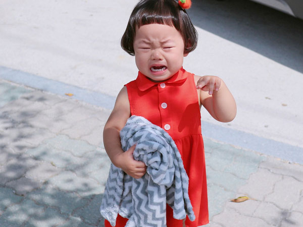Tại sao cha mẹ Việt sợ con khóc đến vậy?