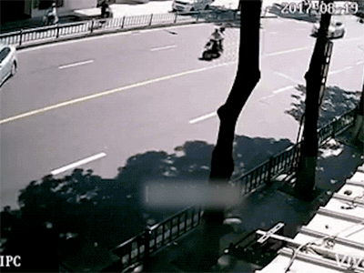 Video: Cú hãm phanh tai hại và chiếc xe ga bất kham tự đi không cần người lái