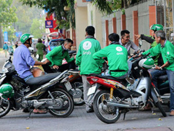 Báo Mỹ nói gì về hiện tượng sinh viên Việt Nam tốt nghiệp đại học lại đi chạy xe ôm kiếm 5 triệu mỗi tháng?
