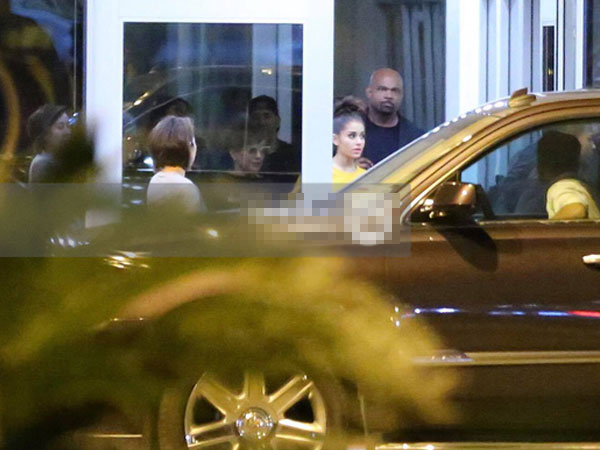 Đến Việt Nam lúc 2h sáng, Ariana Grande vẫn "lọt" tầm ngắm paparazzi!