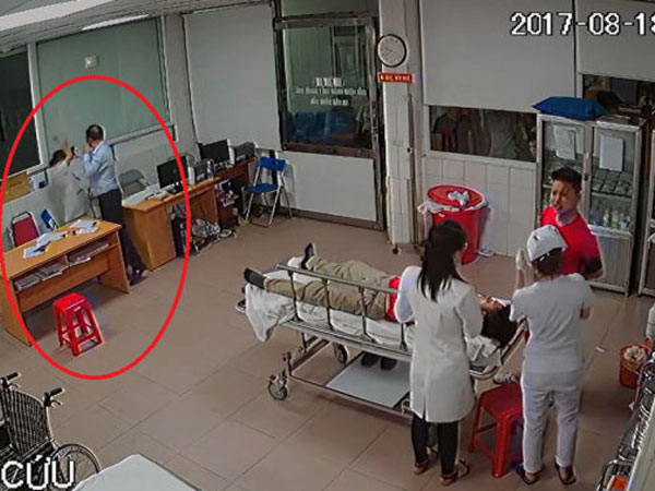 Giám đốc tát nữ bác sĩ: "Tôi xấu hổ, tôi xin lỗi"