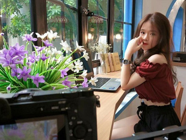 Linh Ka, từ "hotface" Hà Thành đến hot girl ồn ào của làng game