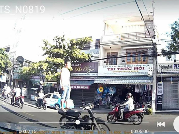 Lộ diện nam thanh niên lái xe bằng chân phóng vù vù trên đường phố Đà Nẵng