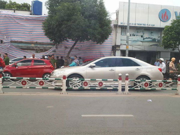 Người đàn ông đập phá hàng loạt ô tô ở Sài Gòn