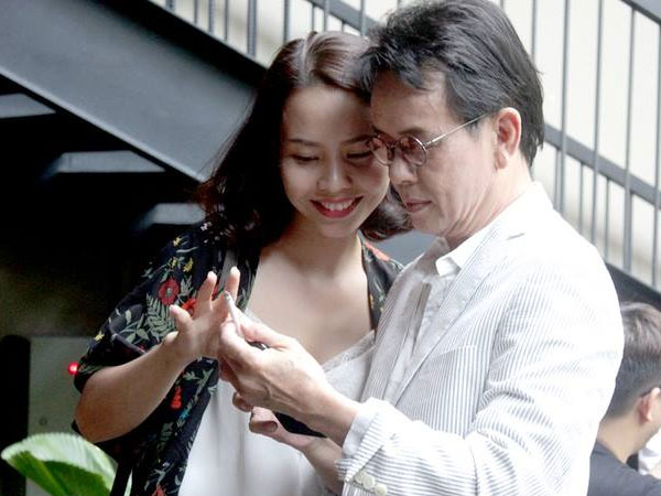 Nhạc sĩ Đức Huy nói về vợ kém 44 tuổi và chuyện có con ở tuổi 70