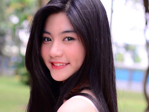 Nữ sinh Sài Gòn có má lúm xinh đẹp không thích được gọi là hot girl