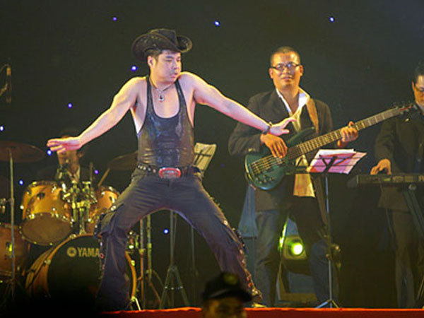 “Ông hoàng nhạc sến” được phong GS: “Chuyện lạ có thật ở Việt Nam”