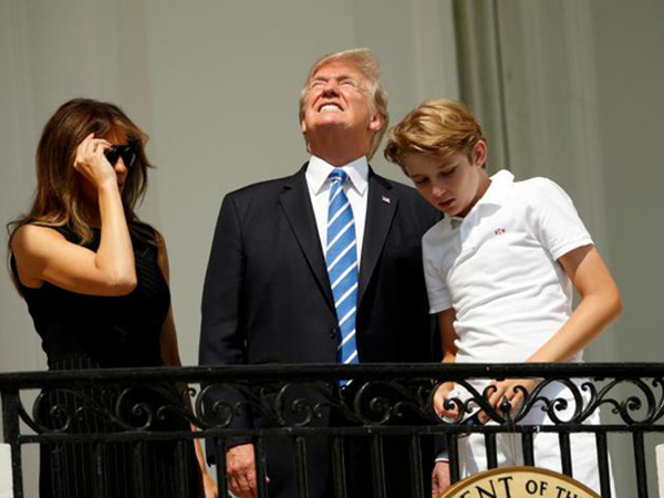 Ông Trump "quên" đeo kính bảo vệ khi xem nhật thực