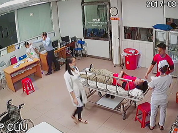 Trần tình của Chủ tịch phường vụ hành hung bác sĩ tại phòng cấp cứu: "Tôi cầm ghế chạy theo là để hòa giải"