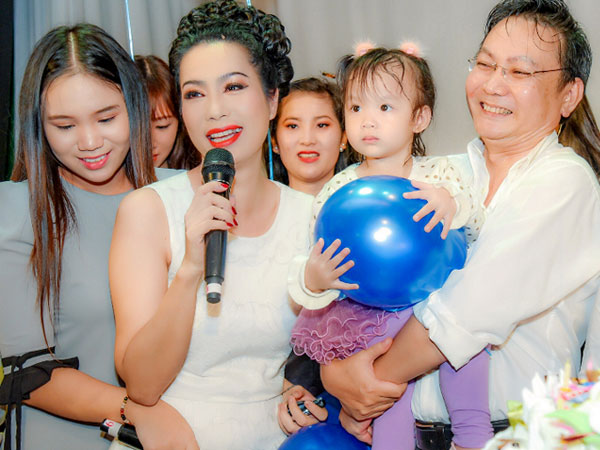 Trịnh Kim Chi xúc động đón tuổi 46 bên chồng và hai con gái