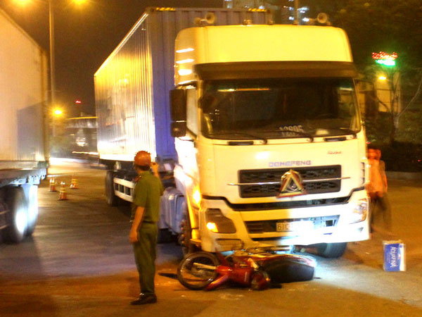 Xe đầu kéo cán chết nam thanh niên trong đêm ở Sài Gòn