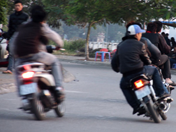 11 thanh niên lạng lách đánh võng gây náo loạn đường phố