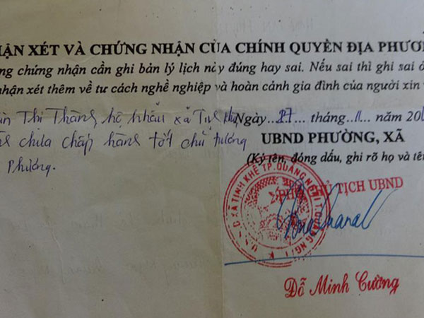 Cha không dám gửi sơ yếu lý lịch vì bị phê xấu, con gái phải nghỉ việc