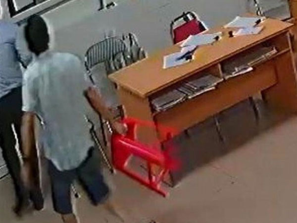 Giám đốc đánh nữ bác sĩ: "Tát vài cái chứ có chi đâu"