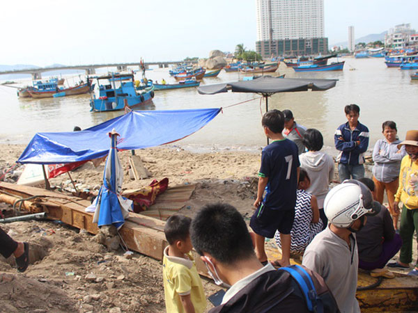 Mẹ gào khóc trước thi thể con trai trôi trên Vịnh Nha Trang