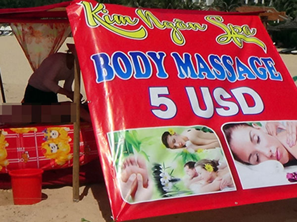 Nhiều chòi massage trái phép mọc trên bãi biển Mũi Né
