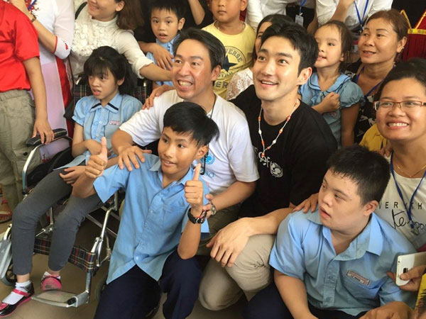 Si Won (Super Junior) giản dị khi làm tình nguyện tại Đà Nẵng