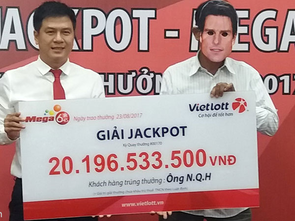 Thợ máy quê Lâm Đồng đeo mặt nạ nhận thưởng 20 tỷ đồng