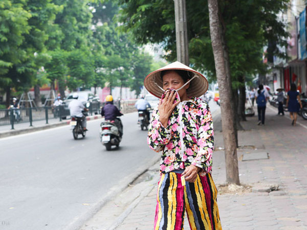 Tuyến đường Chùa Bộc – Đại Cồ Việt bỗng dưng bốc mùi hôi thối khó chịu