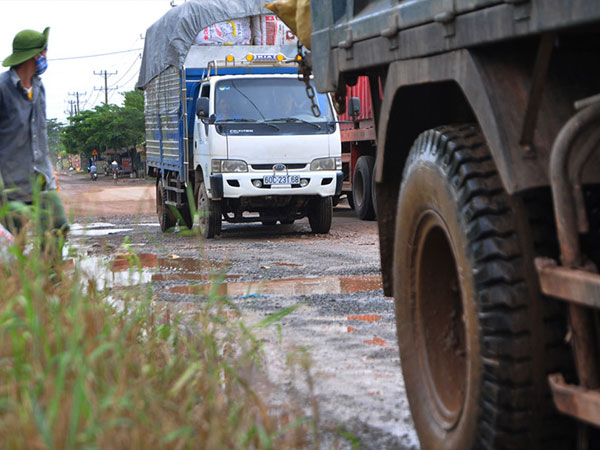 18 km tỉnh lộ bị xe tải chạy né trạm cân "băm nát"