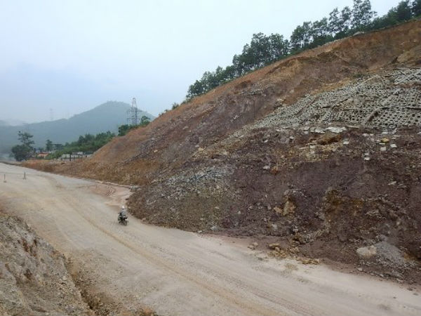 Hàng chục điểm sạt lở trên cao tốc nghìn tỷ ở Quảng Ninh