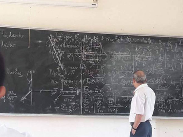 Học trò lười lau bảng, thầy giáo ghi chồng bài mới lên và thông báo cuối giờ kiểm tra!