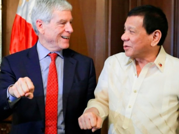 Sếp tình báo Úc bị chỉ trích vì hành động tung nắm đấm cùng Tổng thống Philippines