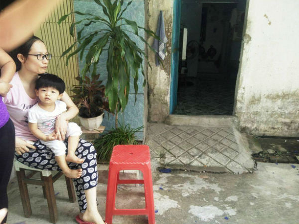 Thanh sắt khoảng 10m đâm thẳng vào nhà, mẹ đang cho con 2 tháng tuổi bú sữa thoát chết trong gang tấc