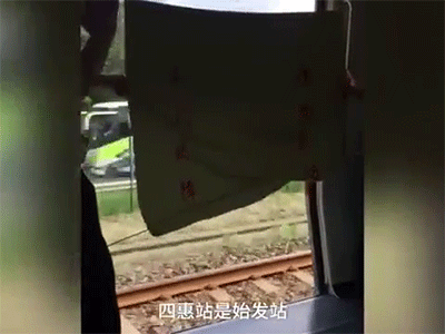 Trung Quốc: Tàu điện ngầm không đóng được cửa vẫn chạy ầm ầm